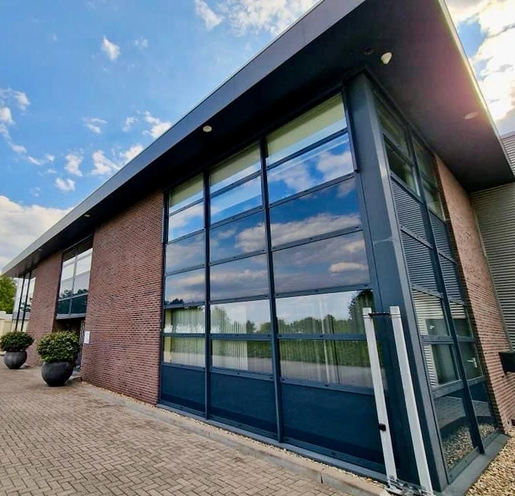 Glasbewassing Nijkerk – D.T.G. Cleaning aan het werk